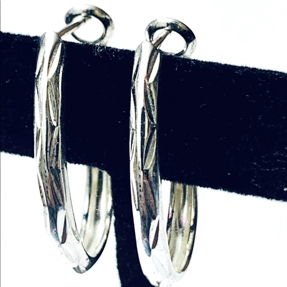 SU Thiland Jewelry - Oval Sterling Silver Hoop Earrings